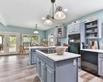 Beautiful restored Victorian farmhouse - Shelbyville - Kuchyň