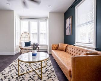 Modern Renovation 10-Bedrooms! Perfect For Large Groups! - Providence - Sala de estar
