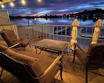 Dock Holiday at Arizona Shores-Parker AZ Private Riverfront Home. 7th NT Free - Parker - Balcony