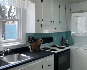 Seaside Retreat - Wachapreague - Kitchen
