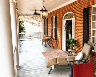 Southern feel 4-bedroom 3.5 bath house with over 4,000sq/ft of space to relax. - Carrollton - Balcón