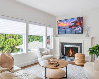 Beautiful Contemporary Water Mill Home Centrally Located with Private Pool - Water Mill - Olohuone