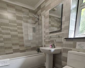 Little Foxes Hotel & Gatwick Airport Parking - Crawley - Badkamer