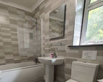 Little Foxes Hotel & Gatwick Airport Parking - Crawley - Baño