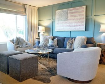 The Daphne l Luxury Home w/Hot Tub, Gym, Projector - Broomfield - Living room