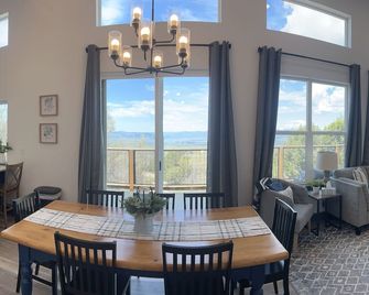 Your Hideaway Surrounded by the Breathtaking Beauty of Utah's Natural Landscape - Fairview - Dining room