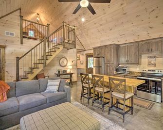 Stunning Cabin Getaway with Private Hot Tub! - Rising Fawn - Kitchen