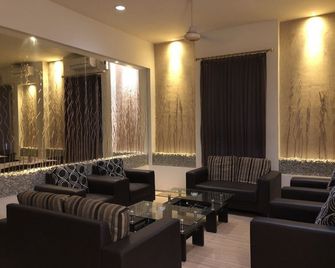 Hotel Sinar 1 - Surabaya - Oleskelutila