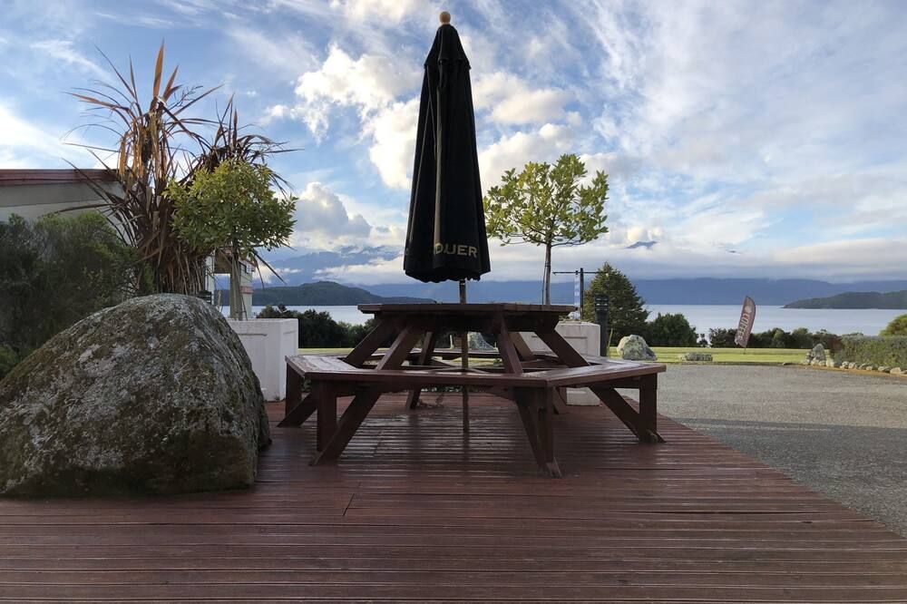 Te Anau Manapouri Lake Hotel - מאנאפורי - פטיו
