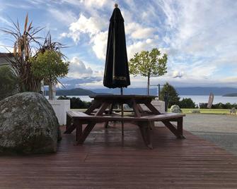 Te Anau Manapouri Lake Hotel - מאנאפורי - פטיו