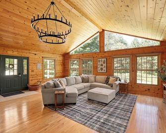 Torch Lake House Central Lake - Central Lake - Living room