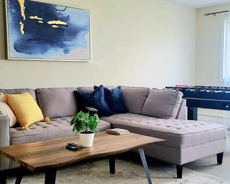 2 Bedroom - Walking Distance to West Edmonton Mall - Edmonton - Living room