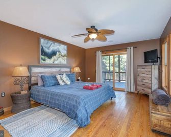 Cabin in Lost City WV with Hot Tub and Pet Friendly - Lost City - Bedroom