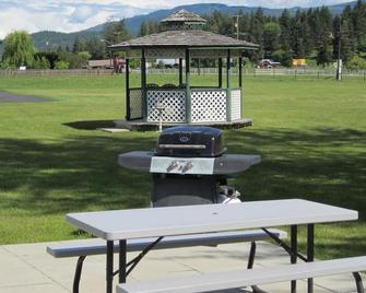 Mountain Springs Motel & Rv Park - Barriere - Patio
