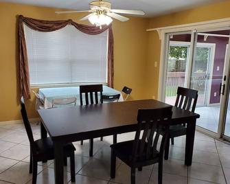 Peaceful private 4 Bedroom Residential Home with serenity park like setting - Bordentown - Dining room