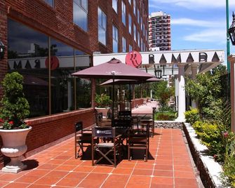 Ramada by Wyndham Buenos Aires Vicente Lopez - Buenos Aires - Pátio