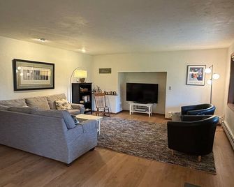A Cozy Home Away From Home in Alaska! - Juneau - Living room