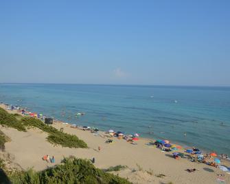 Hotel Caraibisiaco sul mare - San Pietro in Bevagna - Playa