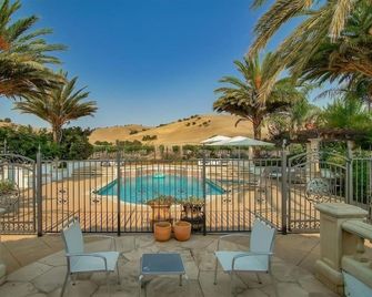 Spacious studio in Hollister - Hollister - Piscina