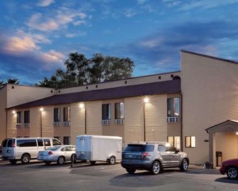 Econo Lodge Canton North - Canton - Gebouw