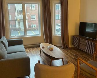 Charming 3-bedroom condo on 2 levels with AC & WiFi in marvelous canada location - Brossard - Living room