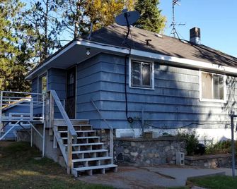 Rustic Cabin with a Picnic Table and Barbecue on Somo Lake, Wisconsin - Tomahawk - Building