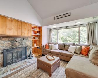 1/2 Mi to Campton Mtn: Resort-style Condo - Campton - Living room