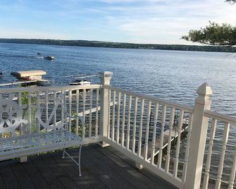Owasco Lake Beach Front Home With Stunning Views - Auburn - Balkon