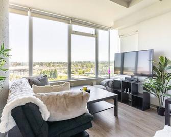 Convenient Downtown Bellevue - Bellevue - Living room