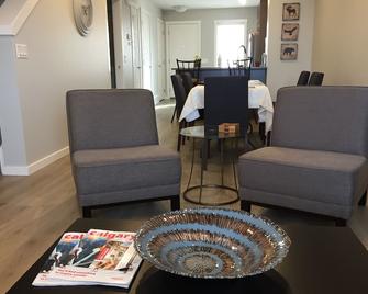 Beautiful Home By South Health Campus Hospital In Seton By Auburn Bay Calgary Se - Calgary - Living room