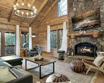 Spring Break Family Getaway | Fire Pit | Hottub | Game Room | Fenced Yard (Pets) - McCaysville - Living room