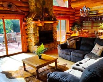 Paint Creek Lodge 5 Bedrooms with Hot Tub & Swimming Pond - Harpers Ferry - Living room