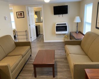 East End of The Strip. A/C Wifi Cable TV Firepit Walk to Park/Lake Wineries - Geneva-on-the-Lake - Sala de estar