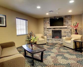 Cobblestone Hotel & Suites - Charlestown - Charlestown - Living room