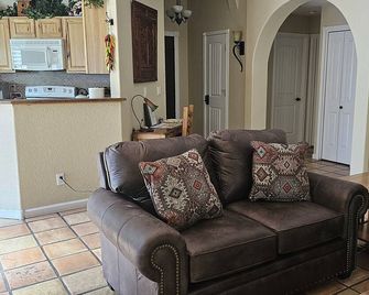 Cozy Sedona Get-Away Sleeps 6 - Sedona - Wohnzimmer