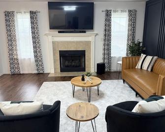 The Cozy Haven - Owasso - Living room