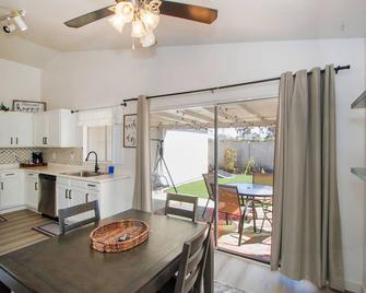 Remodeled Cheerful Central Cottage close to everything! - Phoenix - Kitchen