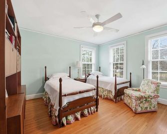 Classic Davidson Retreat 4BR Walk to Downtown - Davidson