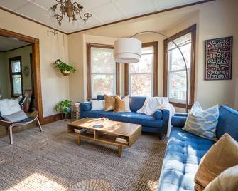 7BR Museum House by Casinos & Yantic River - Norwich - Living room