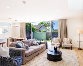 Camellia - Pet Friendly - 3 Min Walk to Centre of Berry - Berry - Huiskamer