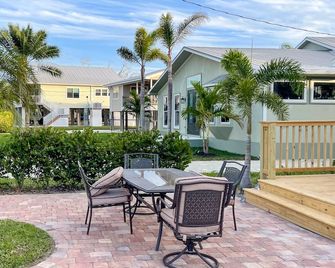 Life's A Beach, A Charming Beach Cottage - Fort Myers Beach - Patio