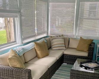 Charming Beach House - Steps to private beach! Sleeps 4 - Clinton - Living room