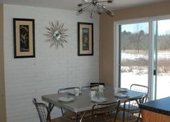 Countainer House near Wisconsin River - Spring Green - Dining room