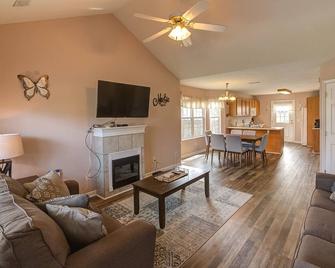 Best spot for you and the family in Sevier County - Pigeon Forge - Living room