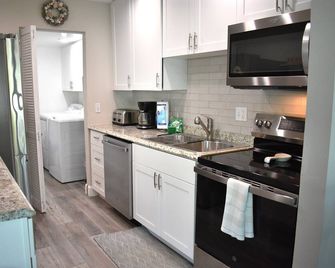 Anna Maria and Beaches minutes away~Pool, boat dock - Bradenton - Kitchen