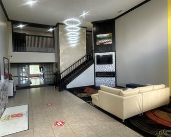 Super 8 by Wyndham Lake of the Ozarks - Eldon - Lobby