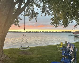 Lakefront home with 3 bedrooms, 2 baths, great for groups up to 10 - Shelbyville - Playa
