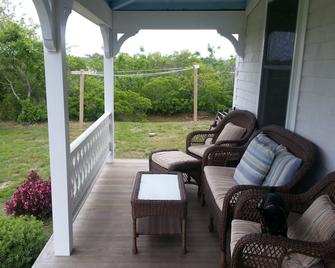 Snave: a Former Sea Captain's House with Ocean Views for Rent - Block Island - Patio