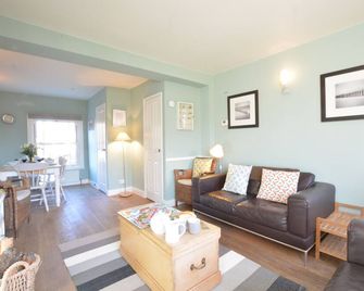 6 Coastguard Cottages, Aldeburgh - Aldeburgh - Living room