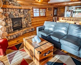 Snow Creek Cabins by Fernie Lodging Co - Fernie - Salon